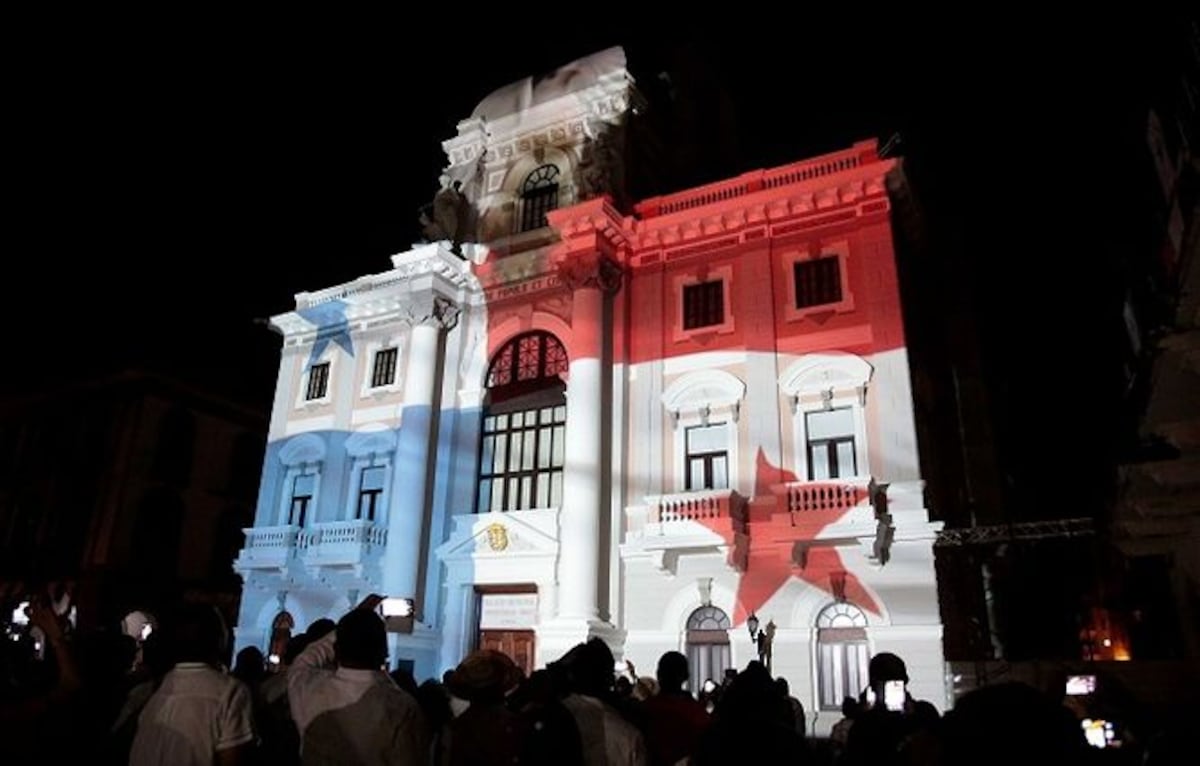 Espectáculo de luces en el Palacio Municipal da la bienvenida al Mes de la Patria