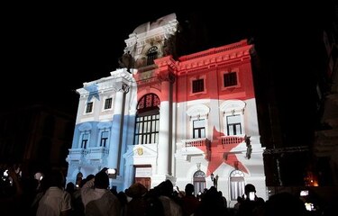 Espectáculo de luces en el Palacio Municipal da la bienvenida al Mes de la Patria