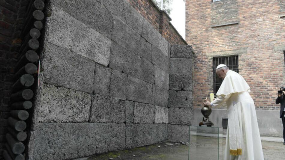 El papa reza en Auschwitz por las víctimas de los nazis y se reúne con supervivientes