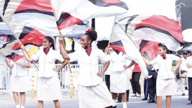 Estudiantes se exhiben en los desfiles patrios