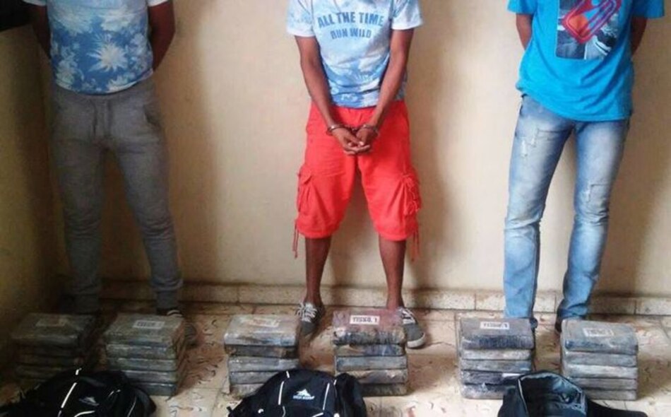 Encuentran 330 kilos cocaína en mochilas escolares, contenedor y camión; hay cuatro detenidos