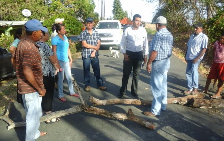 Cierran calle en Guararé Arriba por falta de agua
