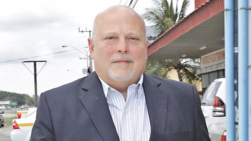 Richard Fifer enfrenta juicios por estafa y delitos ambientales