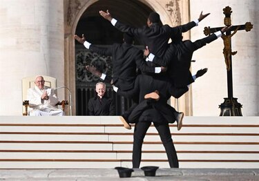 El papa Francisco asistió a una breve actuación de los acróbatas ‘The Black Blues Brothers’