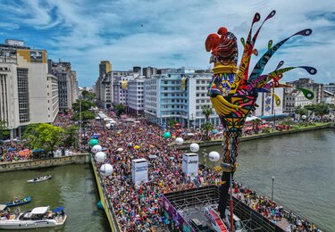 El Carnaval de Brasil vuelve a las calles de Recife al compás de su gallo gigante