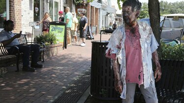 Mujer de 68 años cumple sueño de trabajar en 'Walking Dead'
