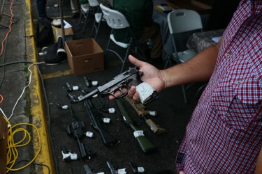 Armas por comida: autoridades reciben 24 armas de fuego y entregan bonos por $15,860 en Colón