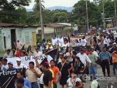 Trabajadores plantean exigencias en la marcha negra de Bocas