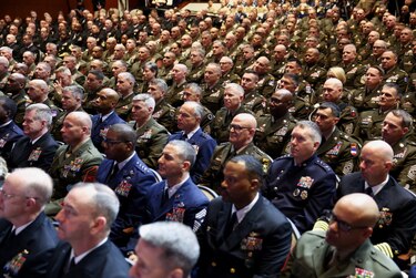 ‘Estamos sufriendo una invasión interna’: Trump justifica ante los altos mandos del ejército el despliegue de tropas dentro de EU