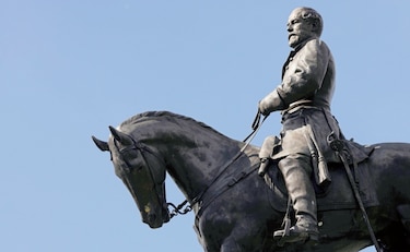 Virginia desmonta polémico monumento de confederados