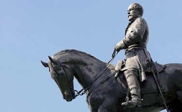 Virginia desmonta polémico monumento de confederados