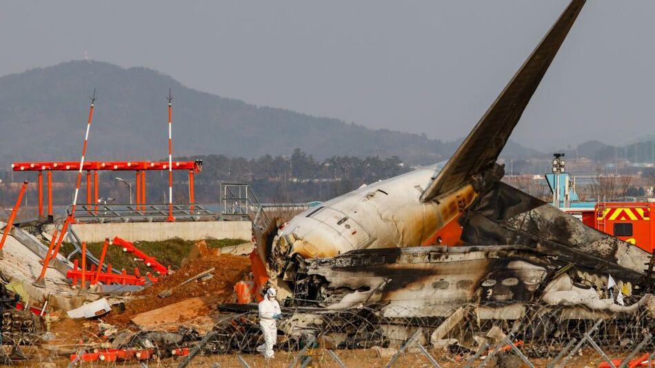 El letal error de los pilotos en el accidente de avión con 179 muertos en Corea del Sur y las críticas de las familias de las víctimas a la investigación