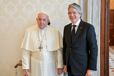 Lasso se reunió con el Papa y le regaló un cuadro hecho por un preso