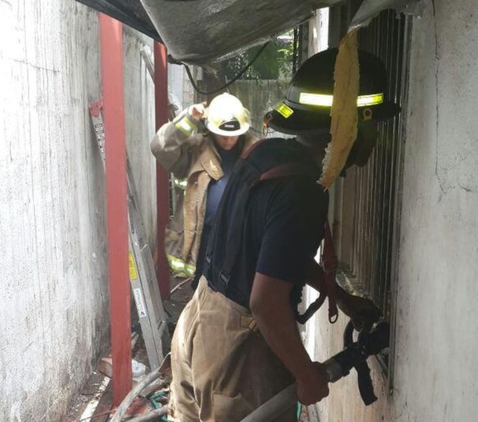 Bomberos controlan incendio en Marbella