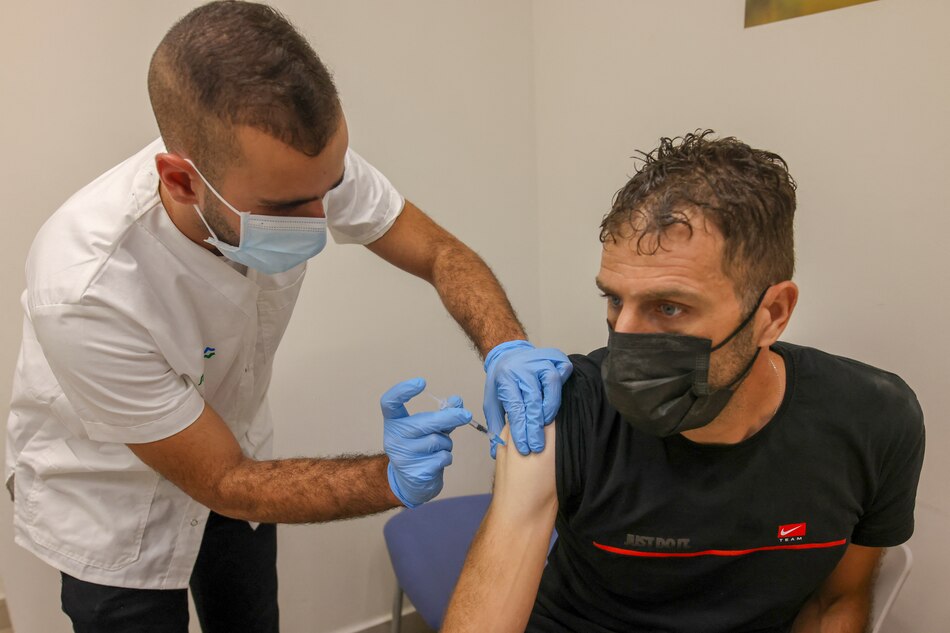 Dosis de refuerzo contra covid frenan casos graves en Israel