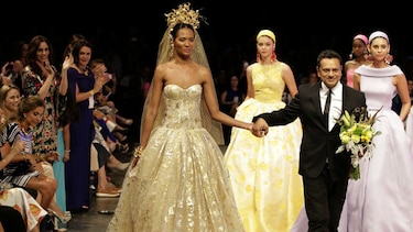 El diseñador Naeem Khan envolvió la pasarela panameña con brillo