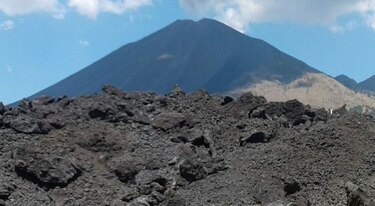 Protección civil de Guatemala vigila aumento de erupciones de volcán Pacaya