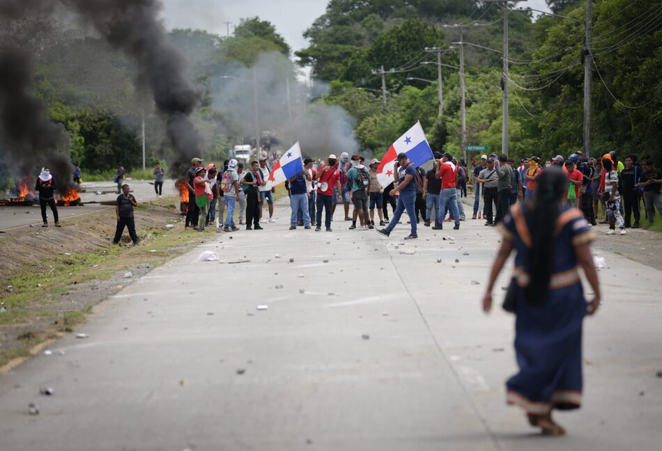 Enfrentamientos entre manifestantes y policías en Pacora, durante jornada de protestas por el nuevo contrato minero