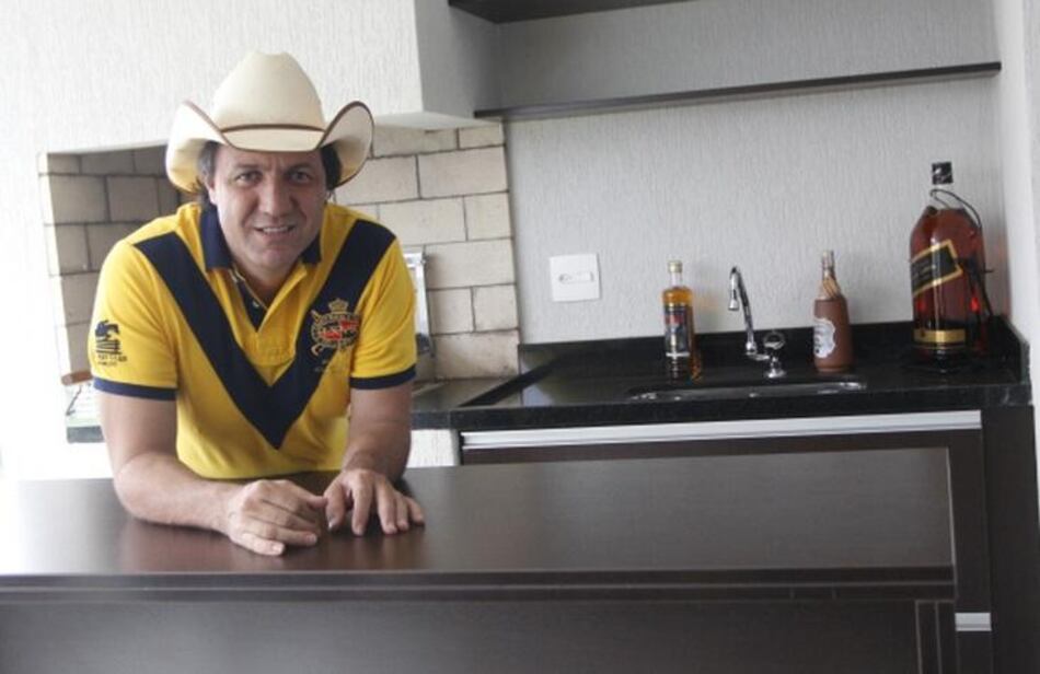 Cantante brasileño muere tras sufrir un infarto en pleno concierto