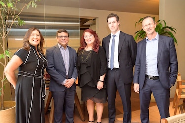 Mercantil reúne a expertos para analizar el futuro del sector energético en Panamá