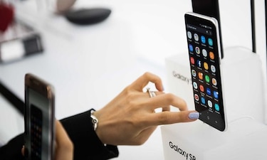 Samsung presenta el teléfono S8 con asistente virtual
