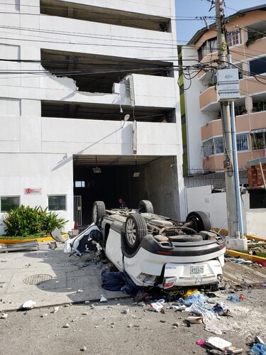 Fallece una mujer al caer vehículo desde los estacionamientos del PH Bay View en Calidonia