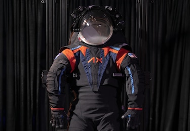 NASA muestra un prototipo del traje espacial que usarán los astronautas en la luna