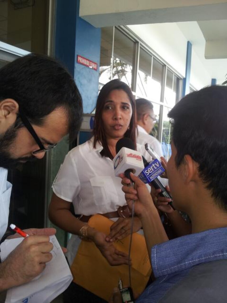 Padres de neonatos fallecidos lamentan inasistencia de Saéz-Llorens a reunión