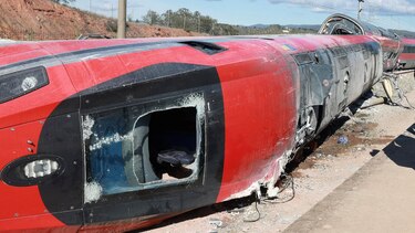‘Necesito que paren el tráfico en las vías urgentemente’: los audios de las llamadas entre los trenes y el centro de mando segundos después del accidente en España