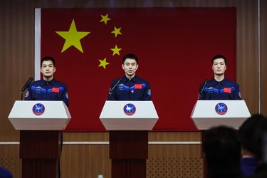 La nave tripulada Shenzhou-18 se acopla con éxito a la estación espacial china Tiangong