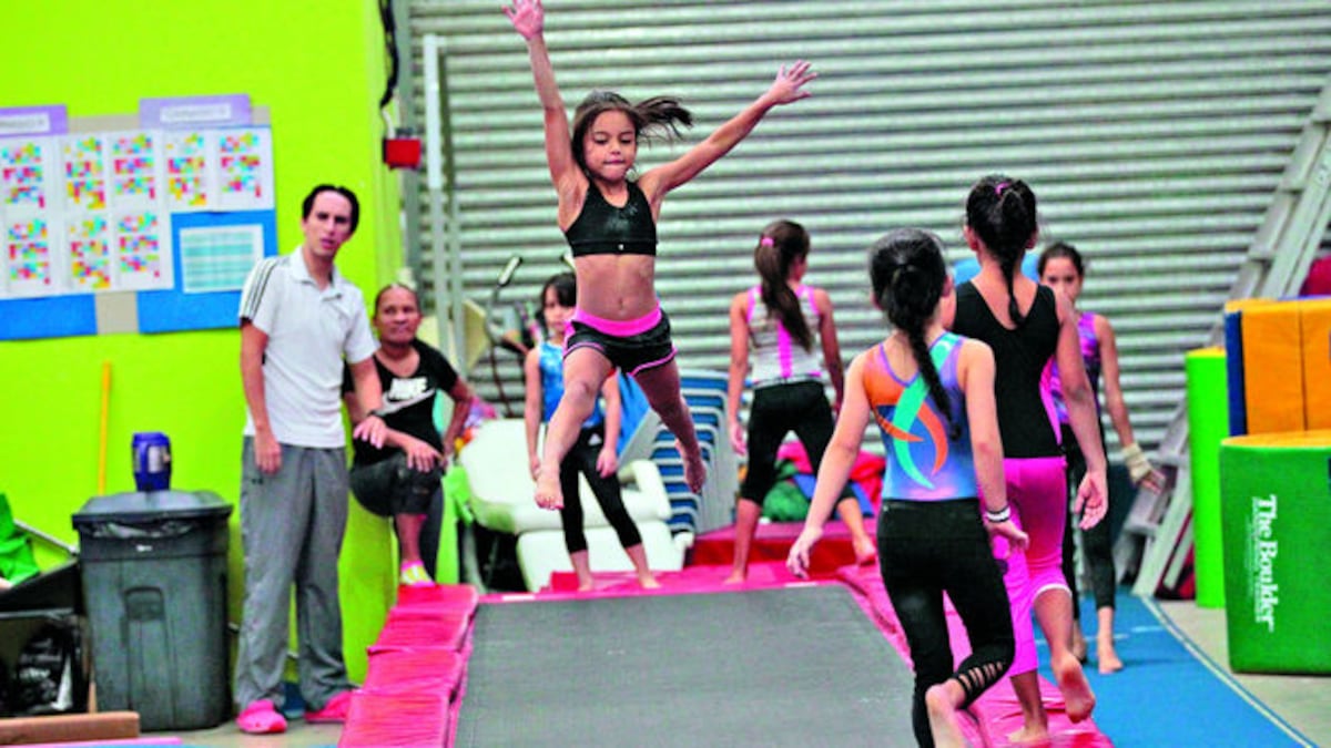 Las gimnastas estuvieron entrenando durante el fin de semana en el gimnasio.
