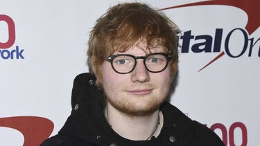 El cantante británico Ed Sheeran anuncia que se compromete con excompañera