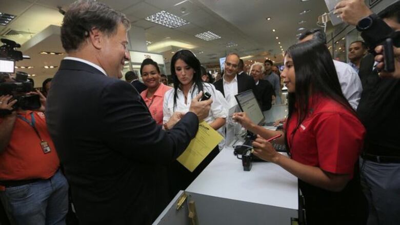 Presidente participa de la primera compra bajo nuevo régimen libre de impuestos en Colón