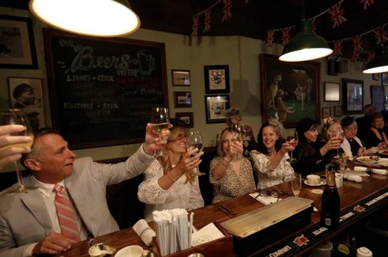 En imágenes - Carlos y Camila son coronados reyes