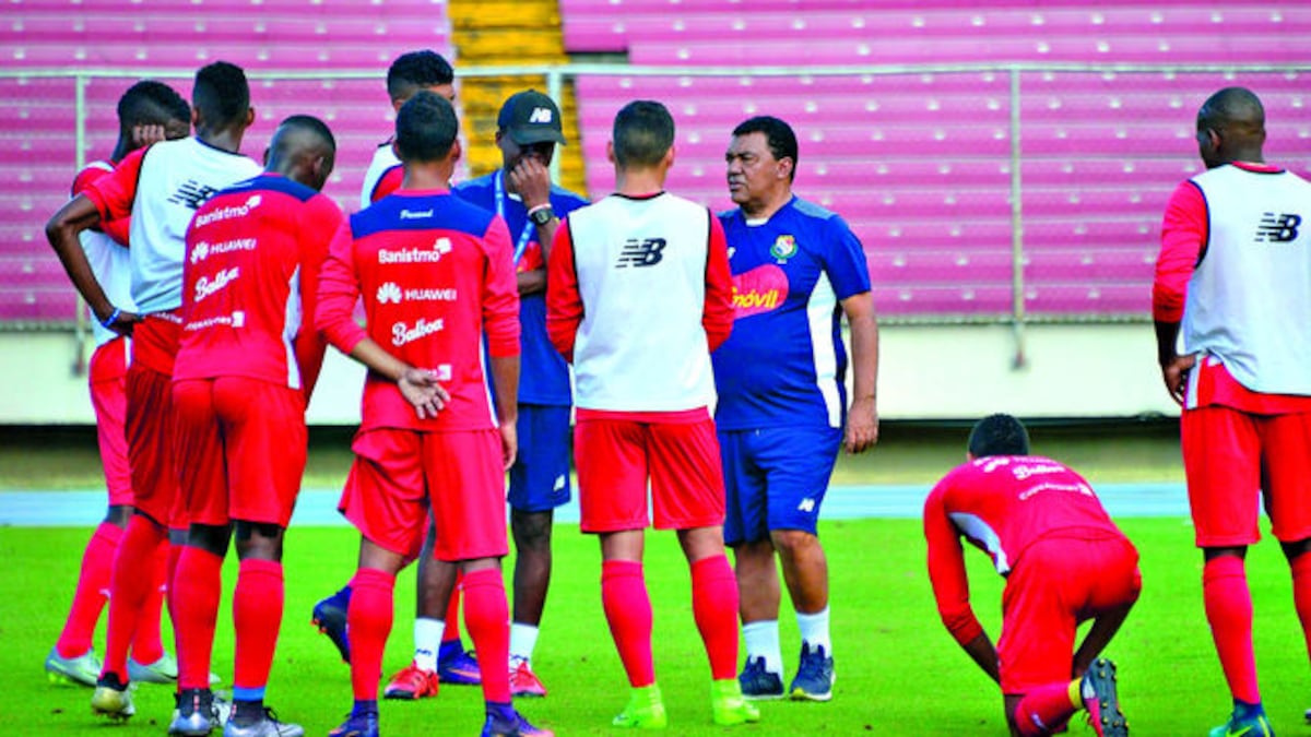 El técnico Nelson Gallego (Der.) está al frente del seleccionado Sub-20 de Panamá.