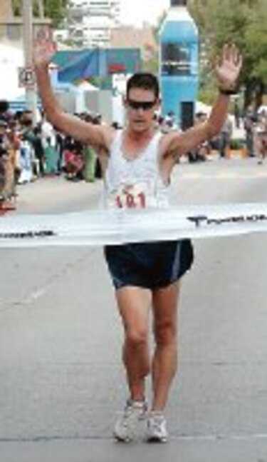 Nathan Deakes le rebana 16 segundos al récord mundial