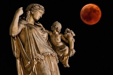 El mundo observa el eclipse lunar más largo del siglo