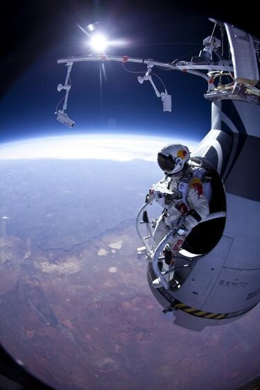 Posponen salto récord desde la estratósfera por fuertes vientos