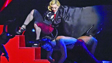 Madonna sufrió esguince cervical al caer
