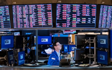 Baja en desempleo hizo caer a Wall Street