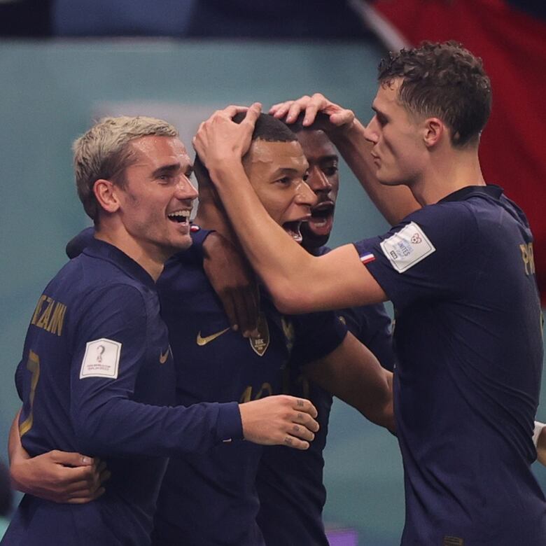 Francia vence a Australia; en el partido, Olivier Giroud se vistió de Karim Benzema