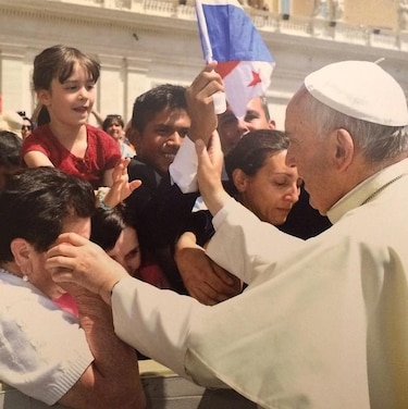 Por pintar un cuadro, joven panameño conoce al papa Francisco
