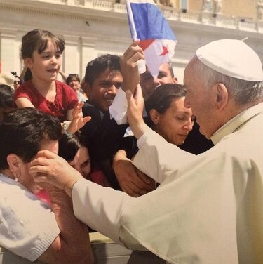 Por pintar un cuadro, joven panameño conoce al papa Francisco
