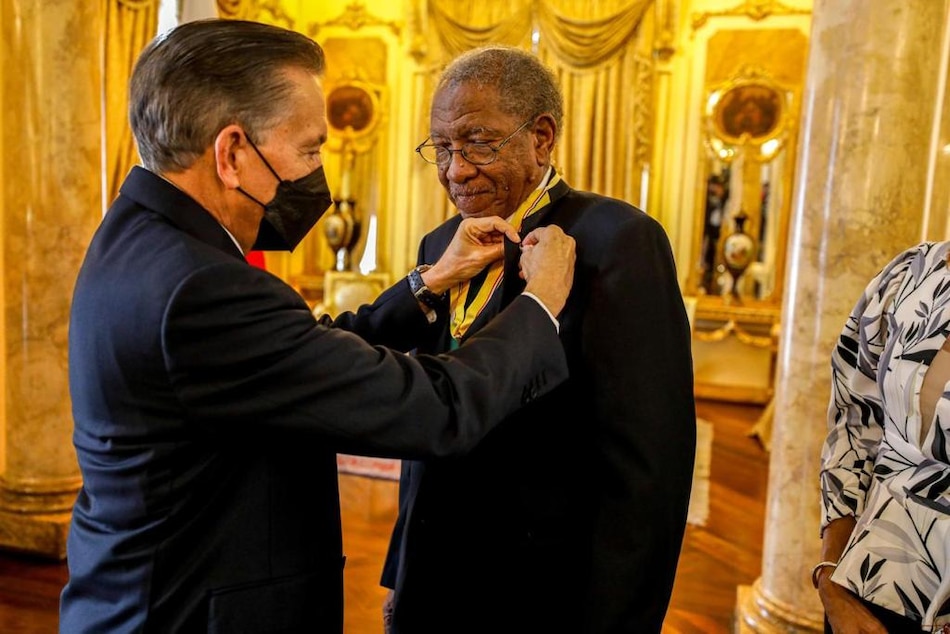 Gerardo Maloney, destacado sociólogo panameño, recibió la orden Manuel Amador Guerrero