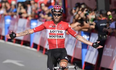 Froome sufre dos tropiezos, pero sigue de líder