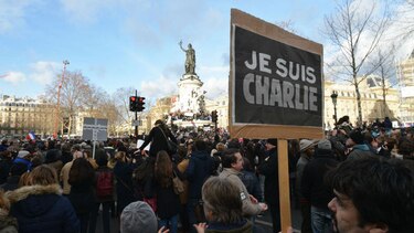 Hollande en homenaje a policías muertos: Francia está de pie
