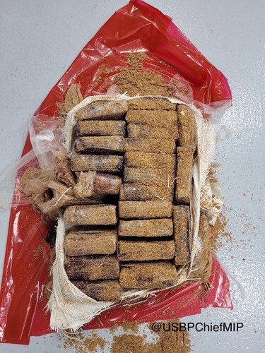 Hallan 30.4 kilos de cocaína flotando en una playa de Florida