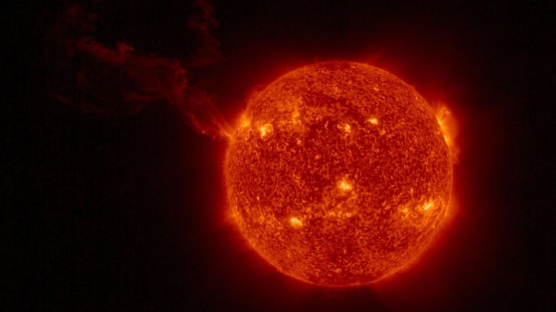 La explosión nunca antes vista de un agujero negro supermasivo del tamaño de 30 millones de soles que los astrónomos lograron observar por primera vez