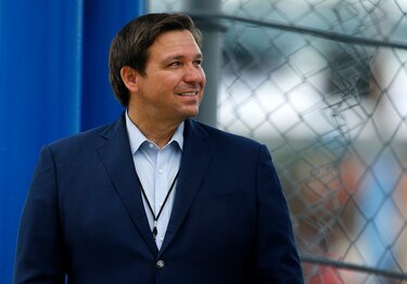 Juez permite a escuelas de Florida imponer el uso de tapabocas en demanda contra el gobernador