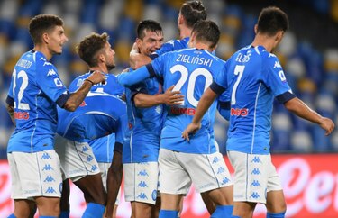 Nápoles golea 6-0 a Fiorentina y entra en puestos de Champions